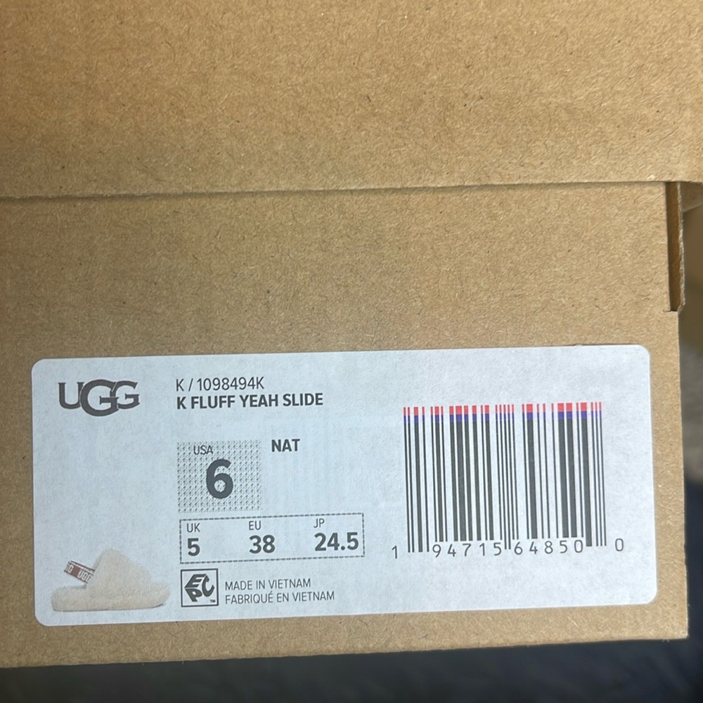 Kids Ugg Fluff yeah US 6, UK 5 , equivalents to US womens 7 .